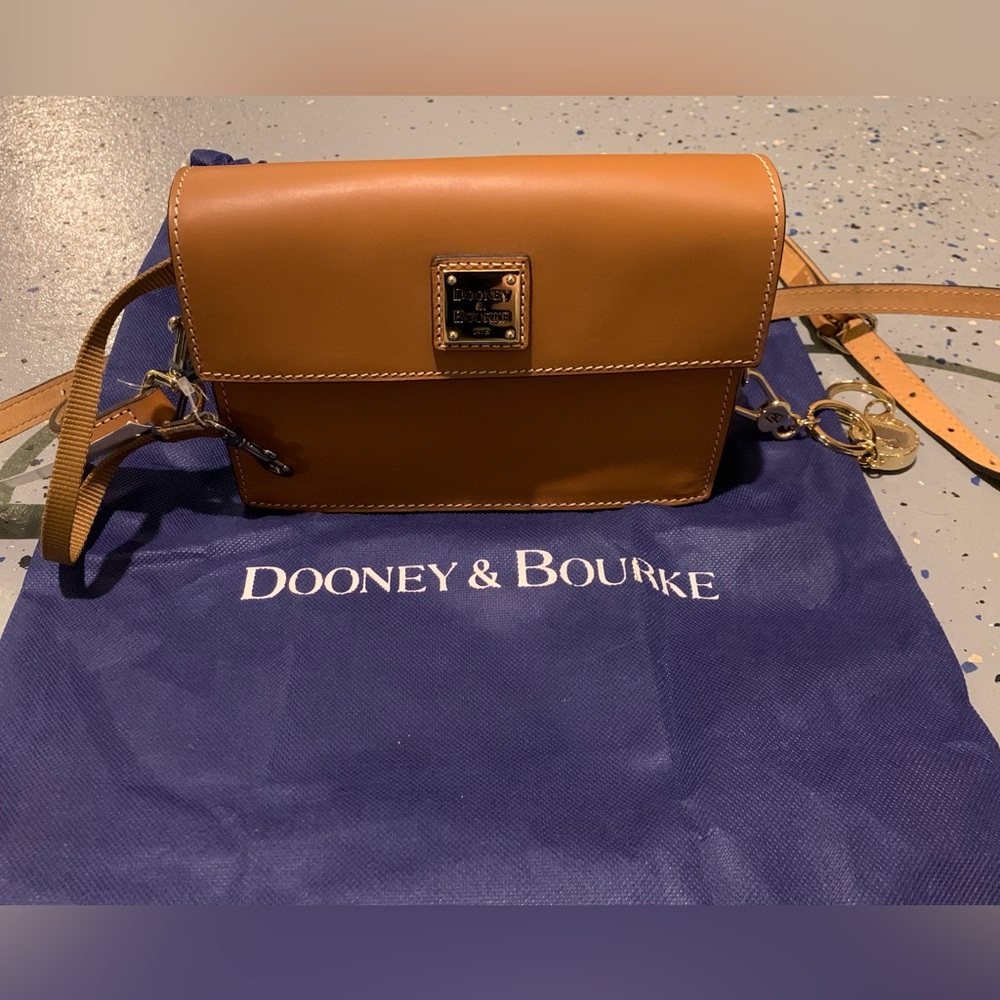 DOONEY AND BOURKE: Small East/West Flap Crossbody- Natural